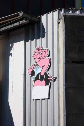 Schwein in Berufsbekleidung, Berlin 2010